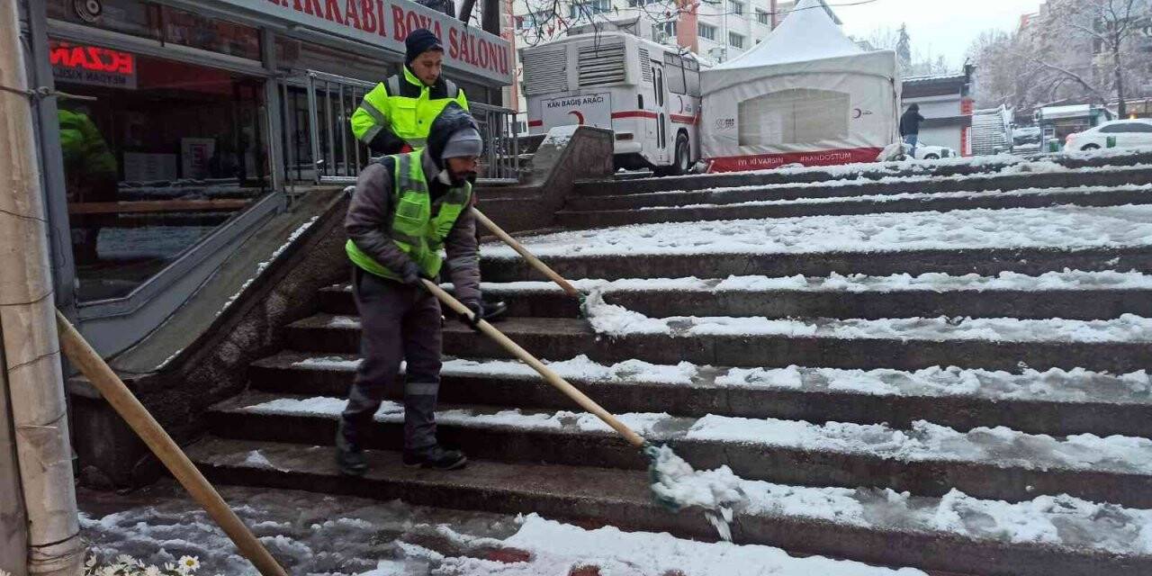 Kar yağışı ile ekiplerin yeniden teyakkuza geçtiği Başkent’te yollar açık