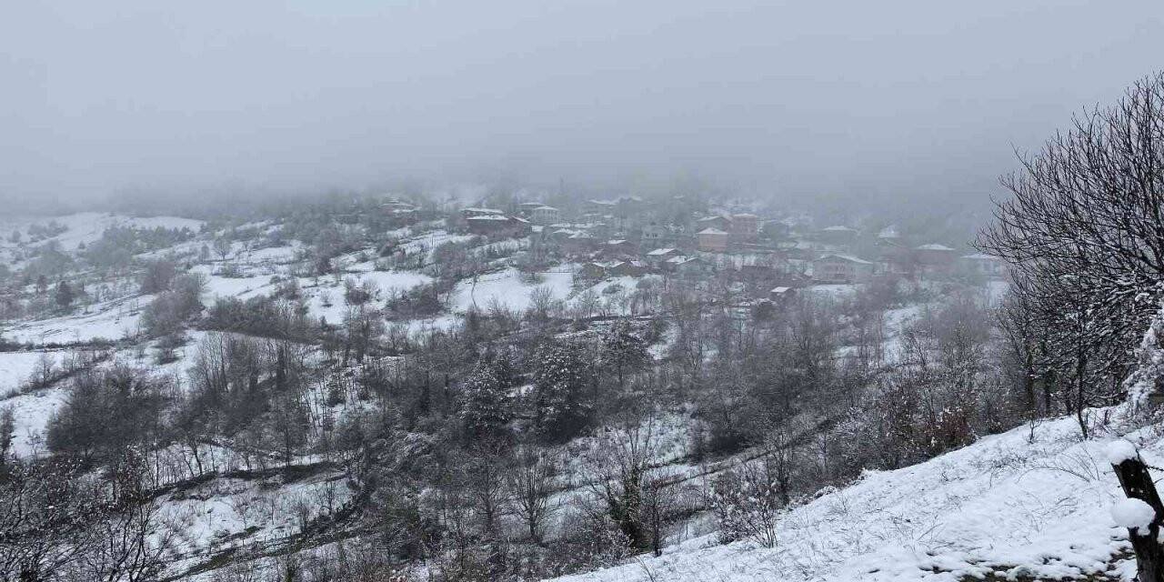 Bartın’ın yüksek kesimlerinde kar yağışı etkili oluyor