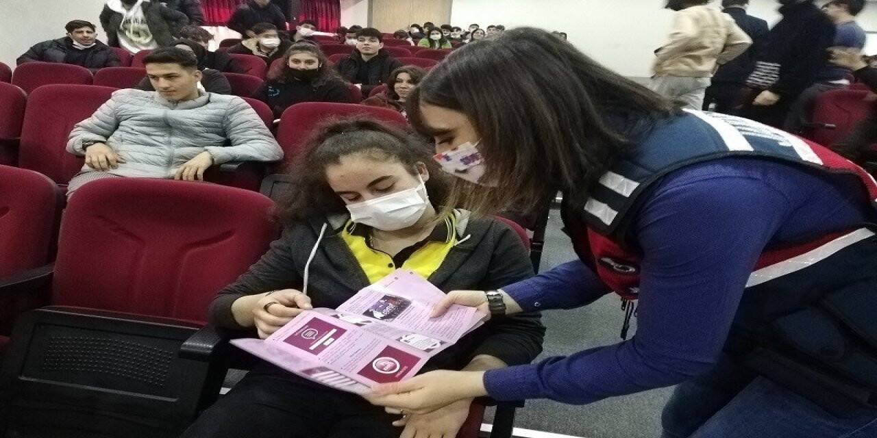 Jandarma ekipleri öğrencileri bilgilendirdi