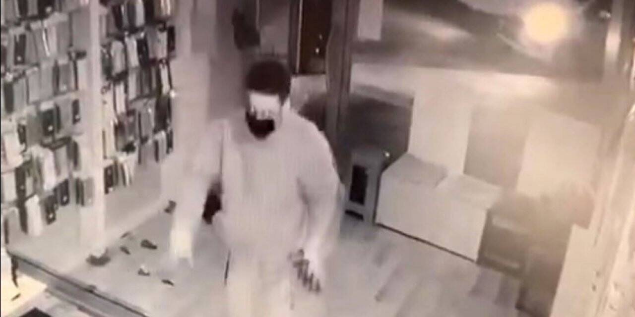 Hırsızlık için girdiği işyerinin kapısını taşla kırdı