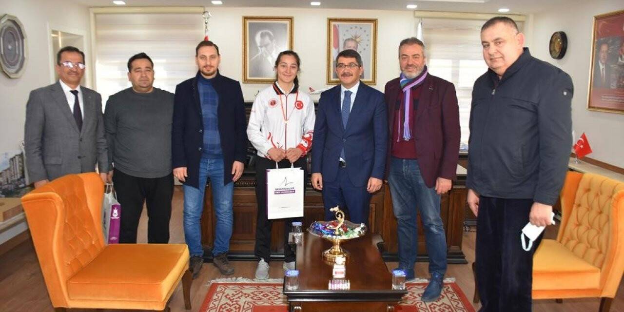 Başkan Çelik, şampiyon sporcuyu ödüllendirdi