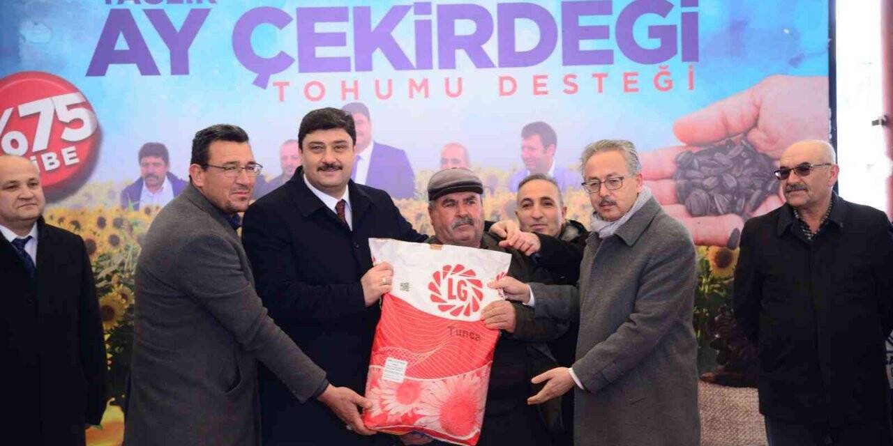 Kahramankazan Belediyesi’nden çiftçilere yağlık ayçiçeği tohumu desteği