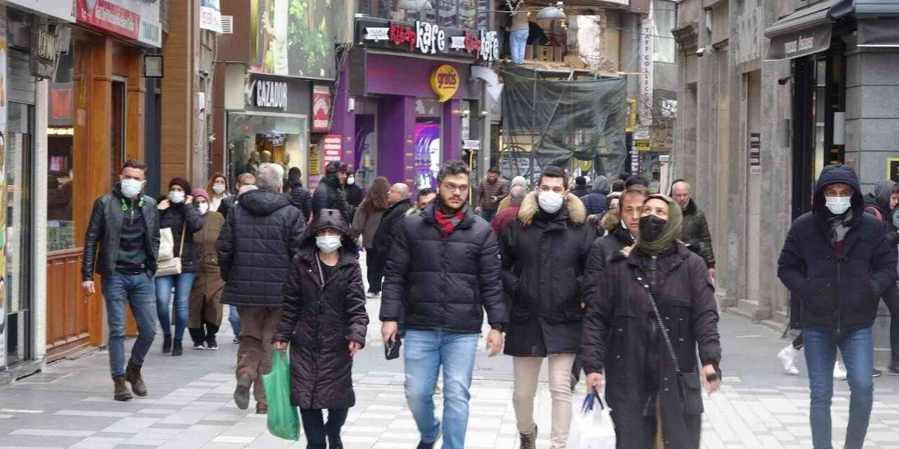 Bakan Koca ’Açık alanda maske takmak zorunlu değil’ dedi, Trabzonlular maske takmayı sürdürdü