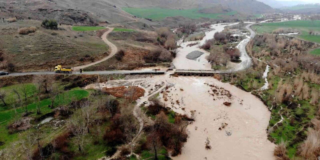 Şiddetli yağış köprüyü yıktı, arazileri su altında bıraktı