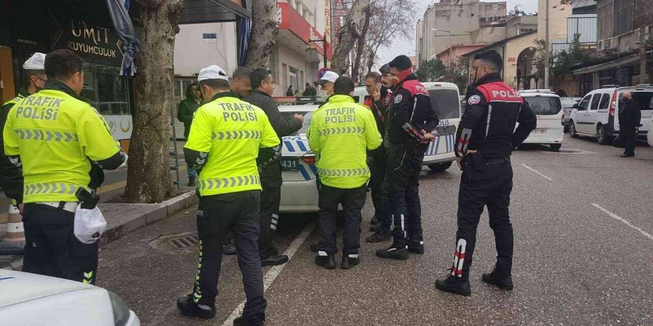Kucağındaki çocukla araç kullanan sürücüye ceza