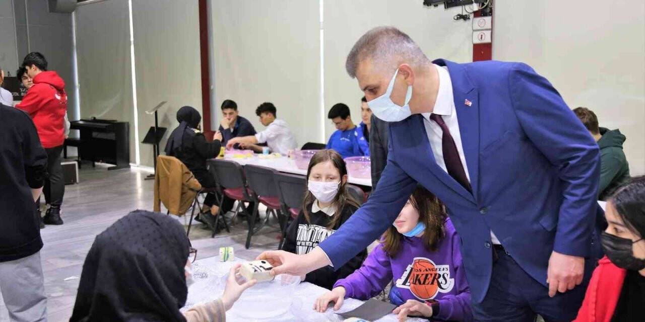 Öğrenciler keçe sanatını ustasından öğrendi