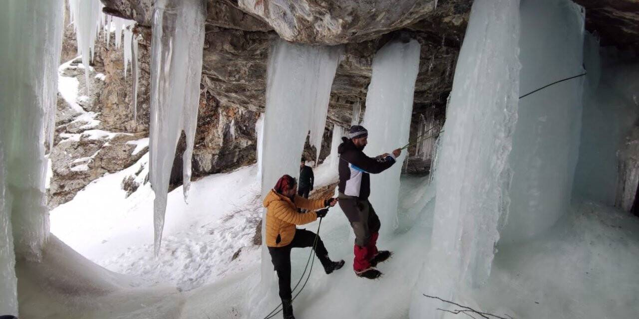Sütun Şelalesi’ndeki buz sarkıtları mest ediyor