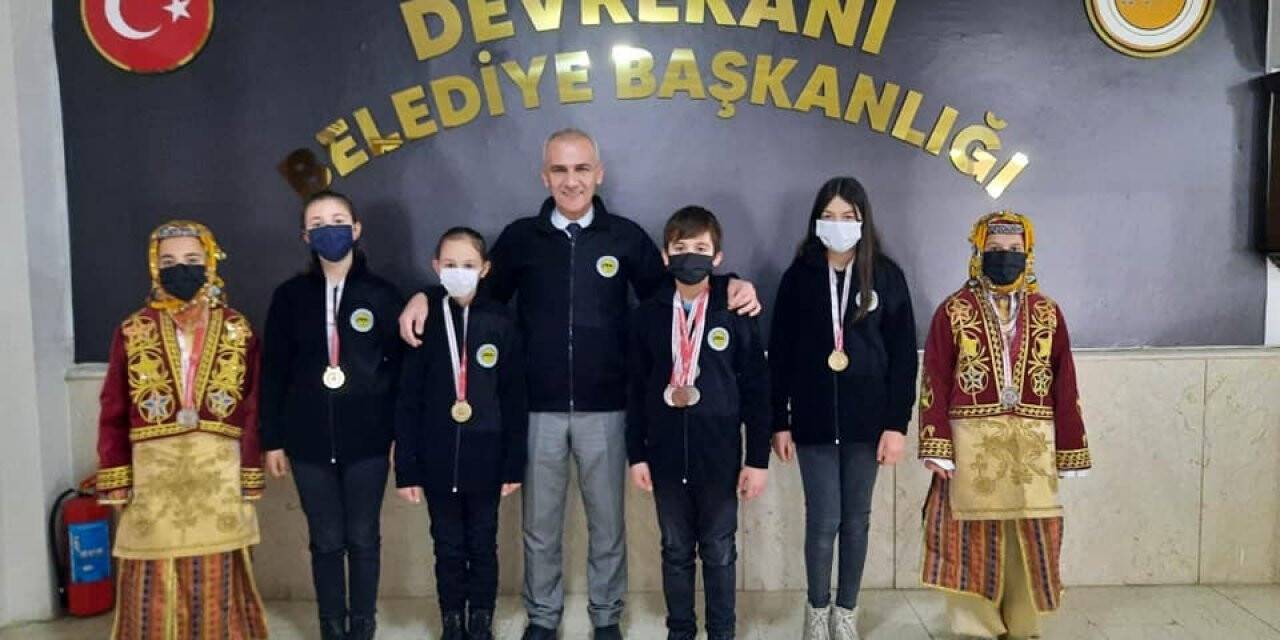 Yarışmalarda dereceye giren öğrenciler, Başkan Altıkulaç’ı ziyaret etti