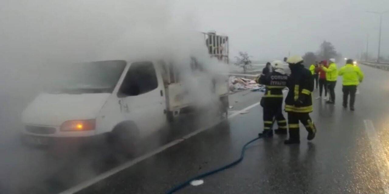 Kağıt yüklü kamyonet alevlere teslim oldu