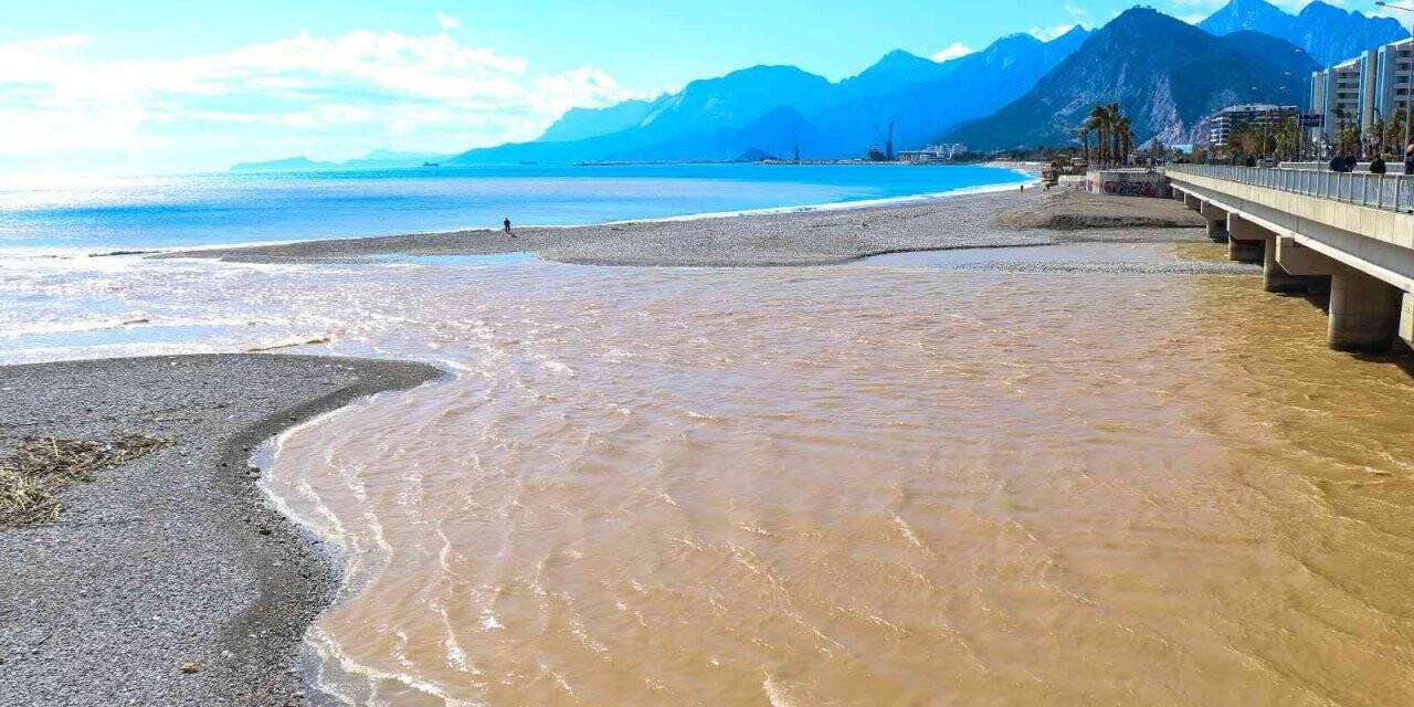 Dünyaca ünlü sahilde renk cümbüşü