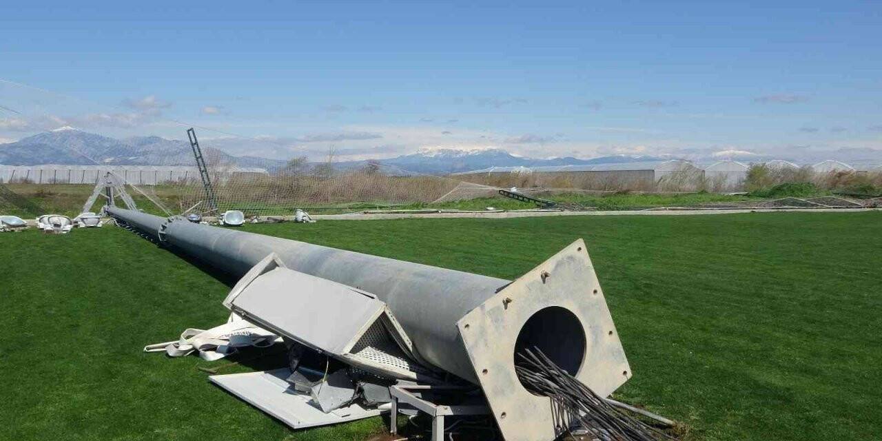 Antalya’da hortum lüks villaları ve 5 yıldız otellerin antrenman sahalarını vurdu