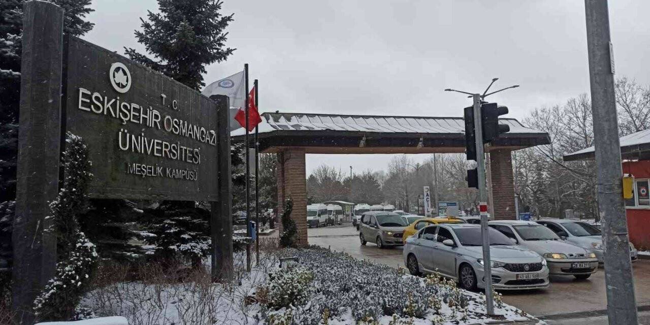 Meşelik Kampüsü’nde kar hoş manzaralar oluşturdu