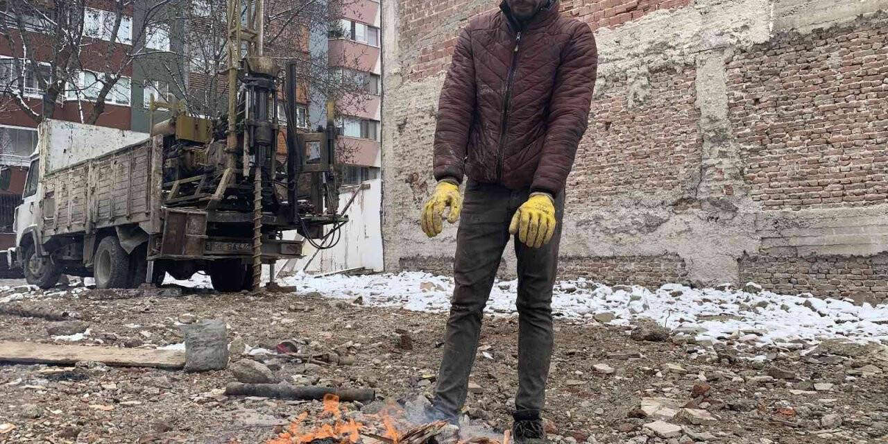 Ateş yakarak soğuk havaya karşı direniyorlar