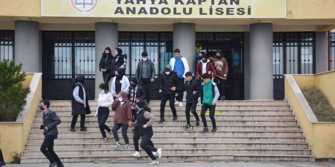 Öğrenciler deprem gerçeğini tatbikatla öğrendi