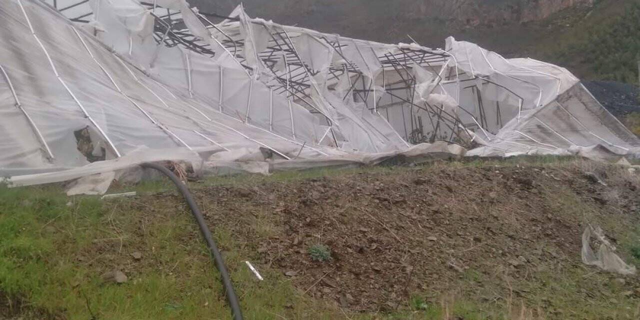 Şiddetli rüzgar seralara zarar verdi