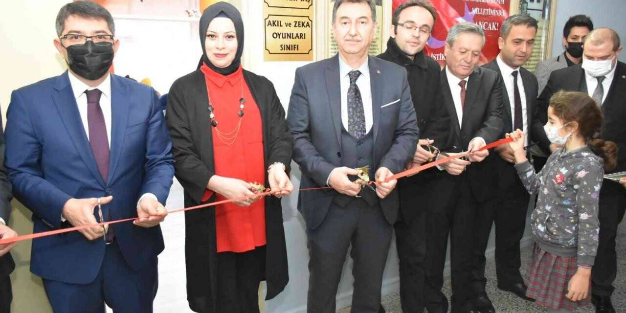 Hayırsever desteğiyle yaptırılan akıl ve zeka oyunları sınıfı törenle açıldı
