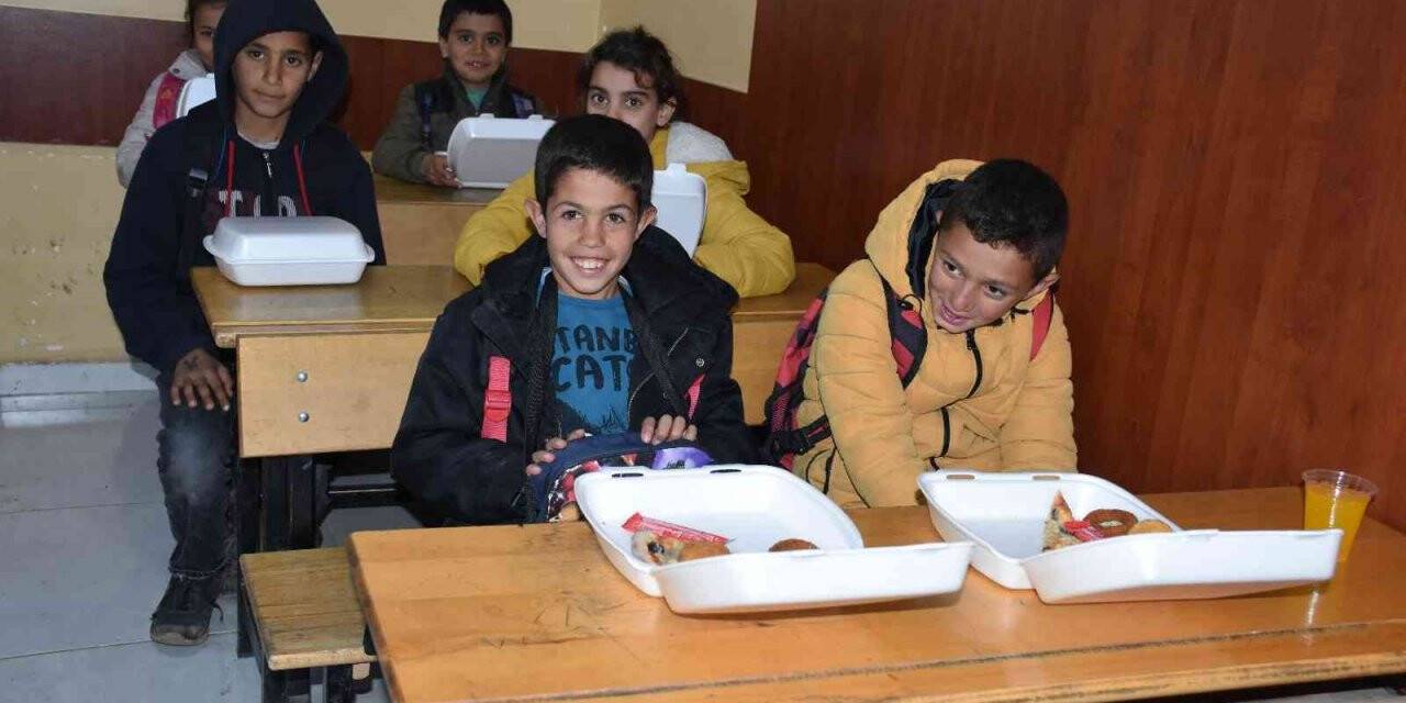 Köyde eğitim gören öğrencilere pizza sürprizi