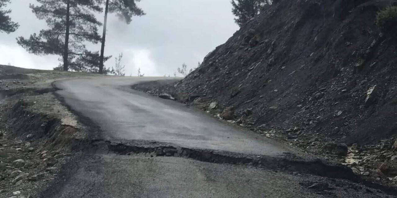 Adana’da yağışlardan sonra yollar çöktü