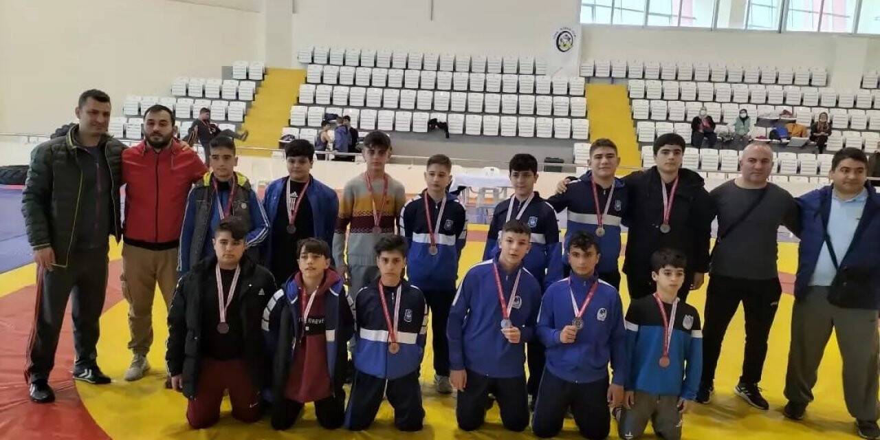 Yunusemreli güreşçilerden 13 madalya