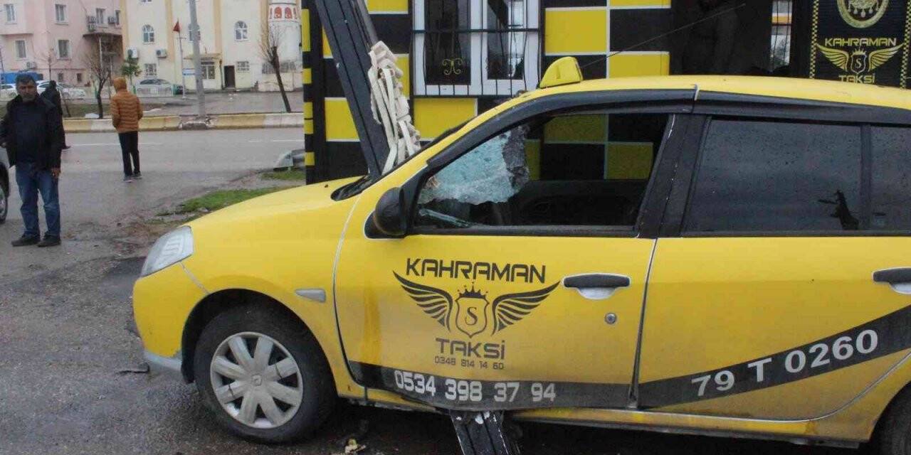 Demir, park halindeki araca ok gibi saplandı