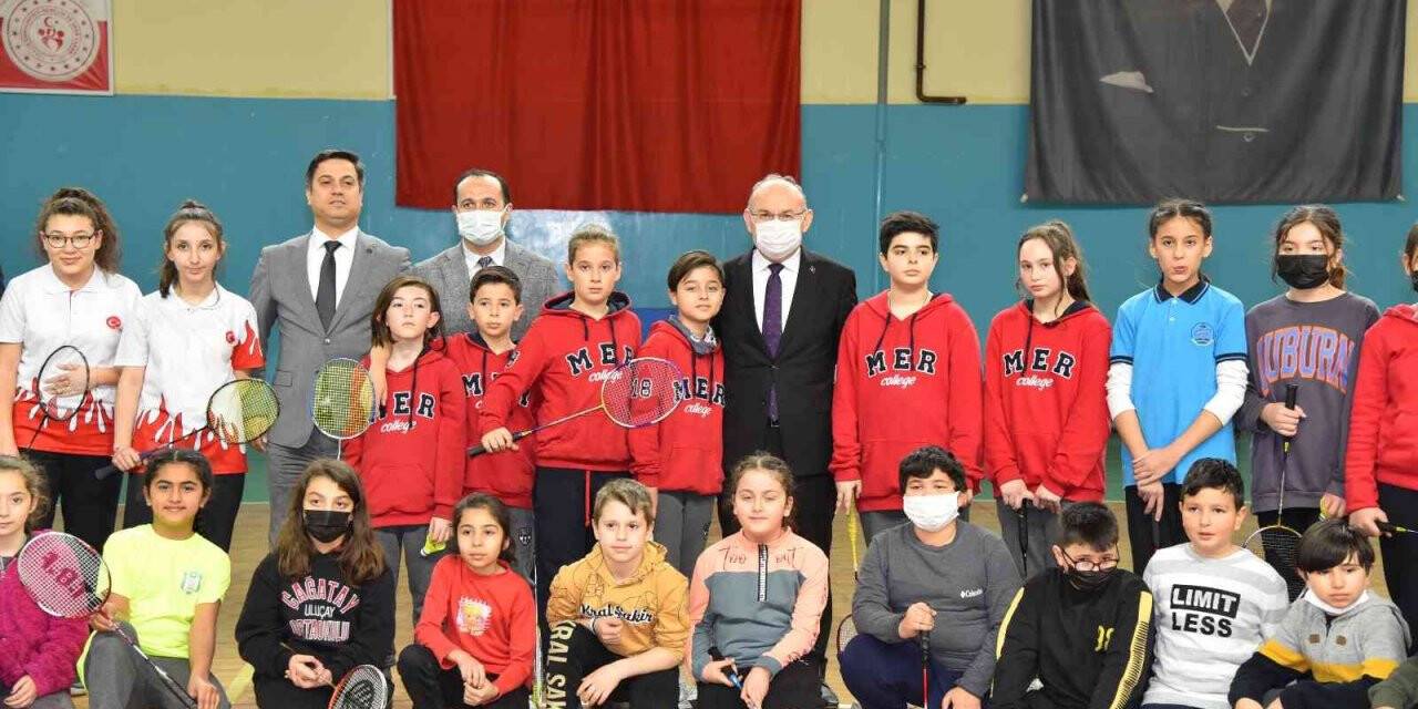Vali Karadeniz milli sporcularla badminton oynadı