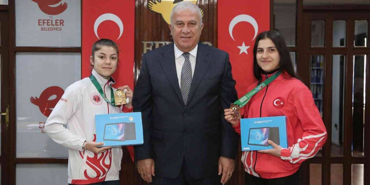 Başkan Atay’dan başarılı sporculara tablet hediyesi