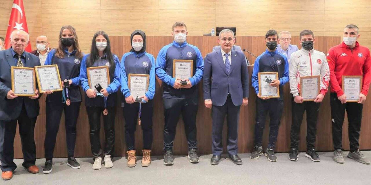 Belediyeden başarılı sporculara ödül