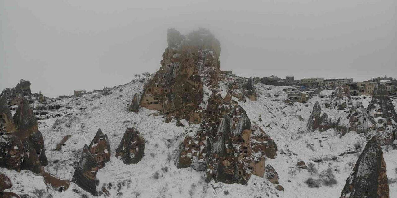 Kapadokya’da kar yağışı kartpostallık görüntüler oluşturdu