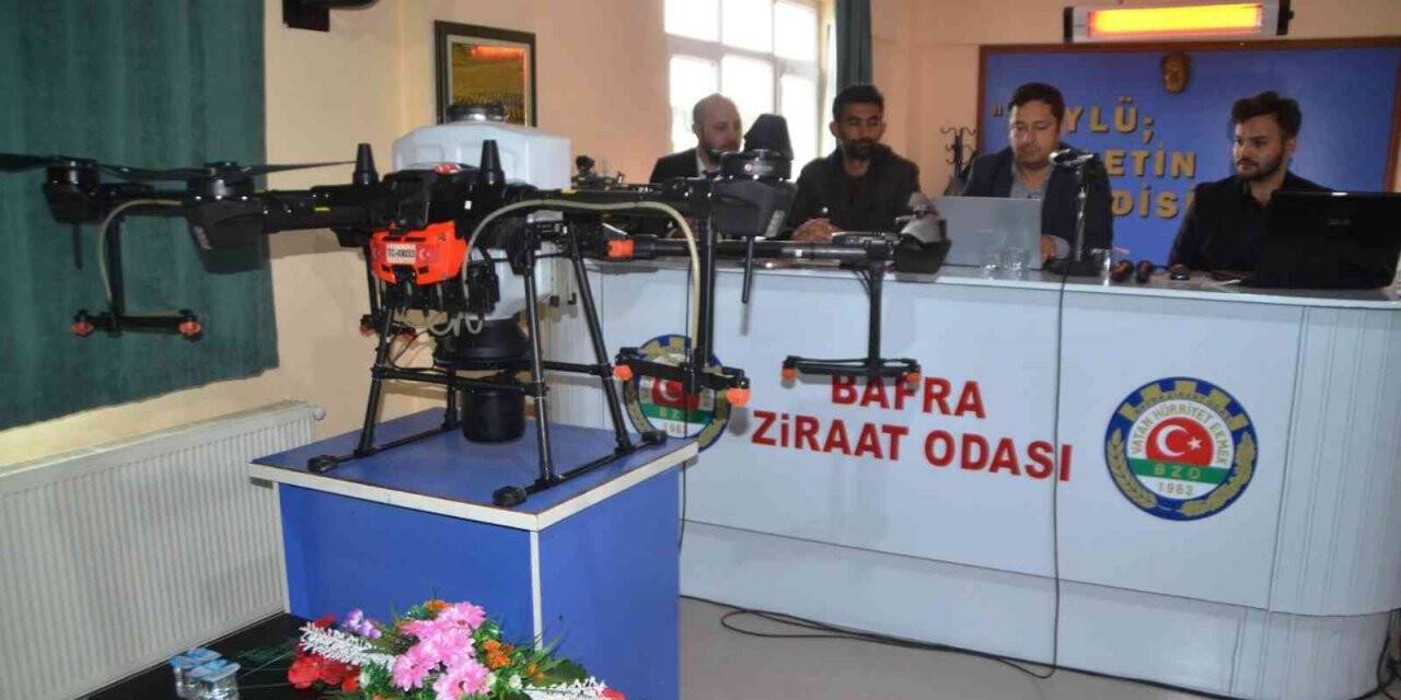 Çiftçilere dron ile ilaçlama anlatıldı