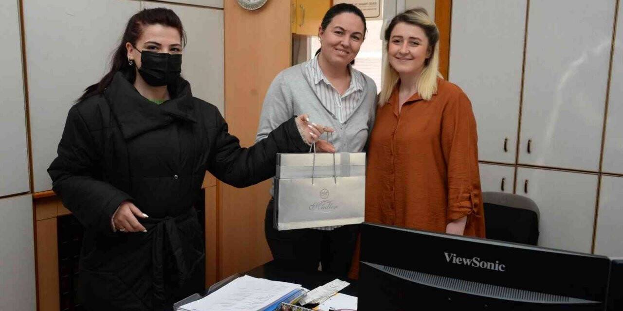 Başkan Bakkalcıoğlu’ndan muhasebecilere çikolatalı kutlama