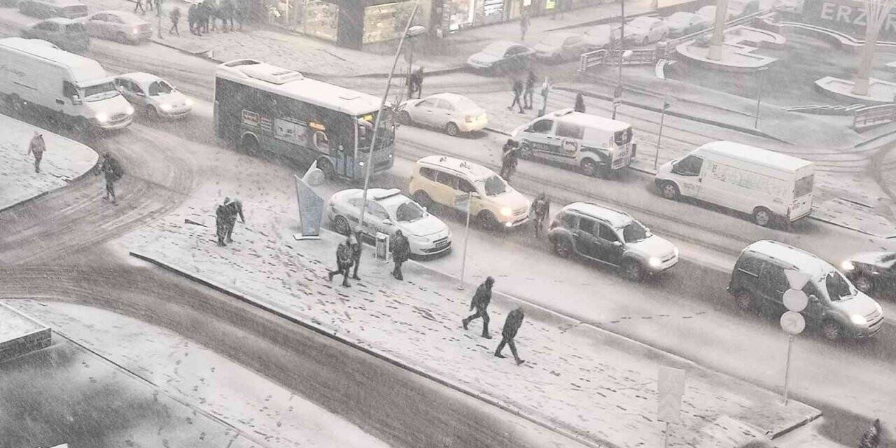Erzurum’da şiddetli kar fırtınası hayatı olumsuz etkiliyor