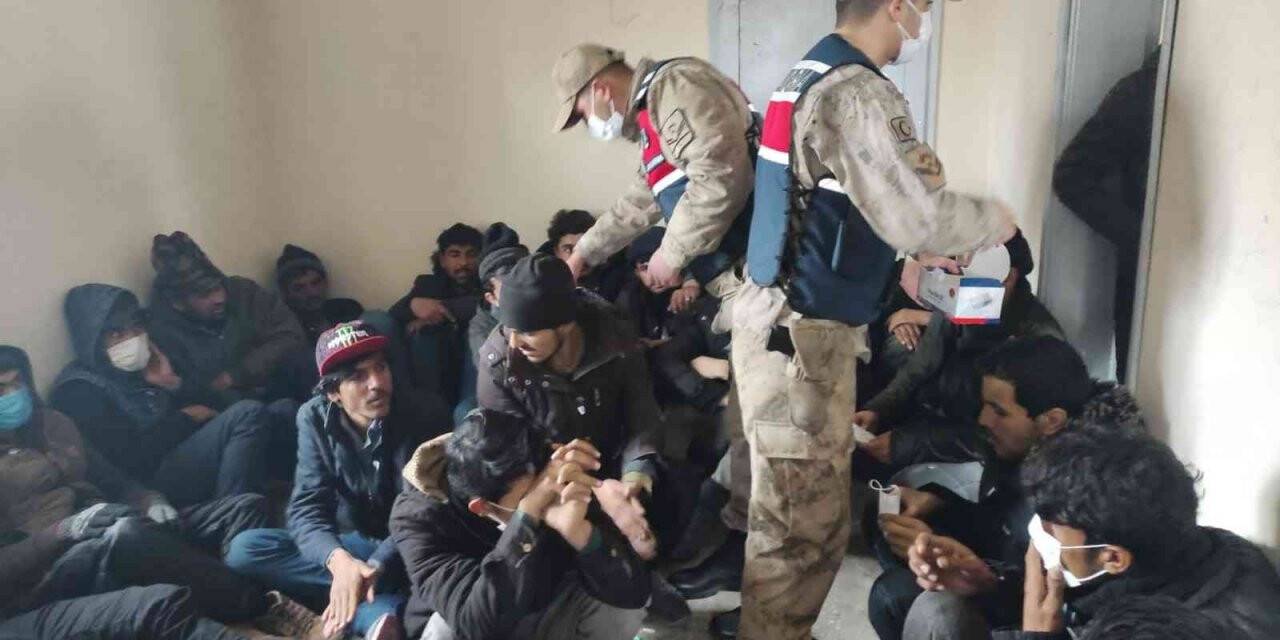 Tır dorsesinde 88 göçmen yakalandı