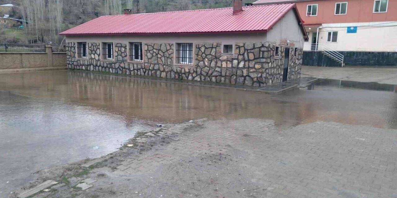 Mutki’de sel hasara neden oldu