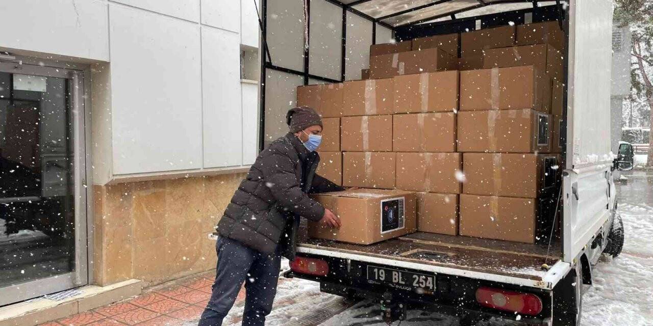 Filistin’de Türkçe öğrenen kursiyerlere kırtasiye yardımı