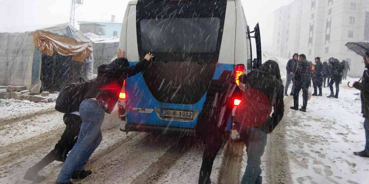 Yüksekova’da kar yağışı