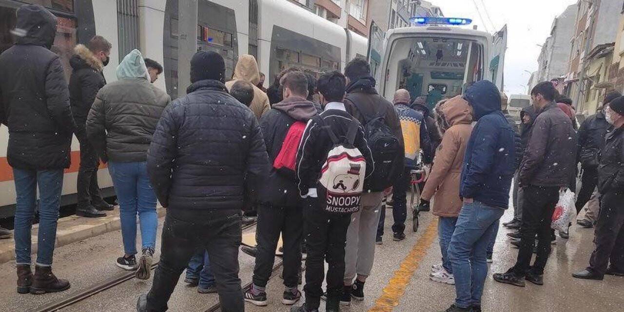 Tramvayın çarptığı işitme engelli kadın ağır yaralandı