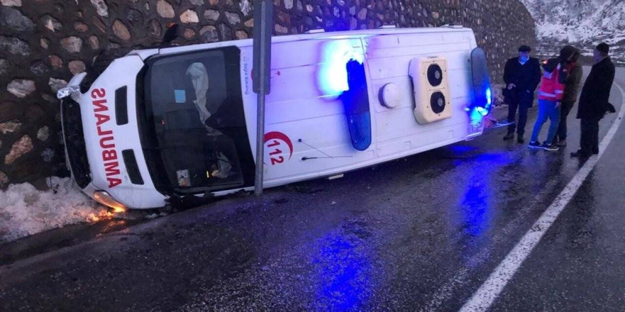 Tatvan’da ambulans devrildi: 2 yaralı