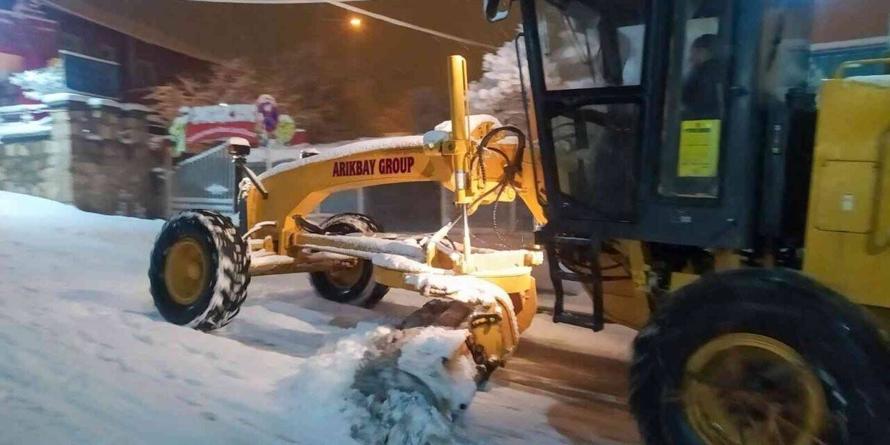 Başkale’de araçlar kara gömüldü, okullar tatil edildi