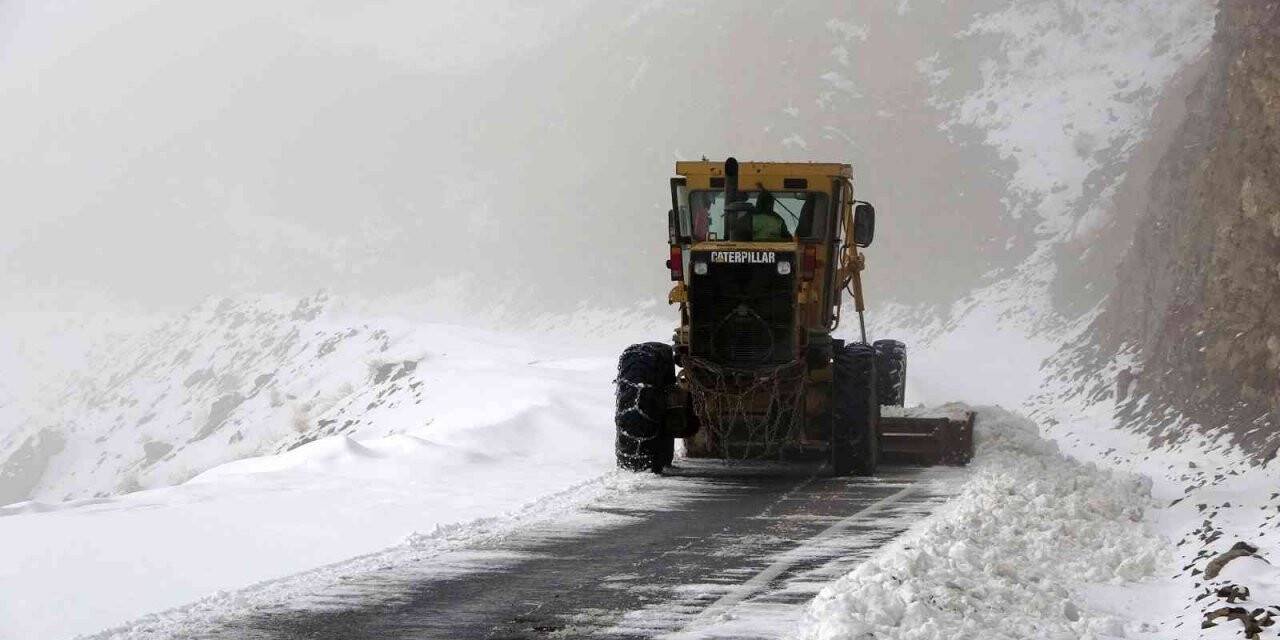 Muş’ta 53 köy yolu ulaşıma kapandı