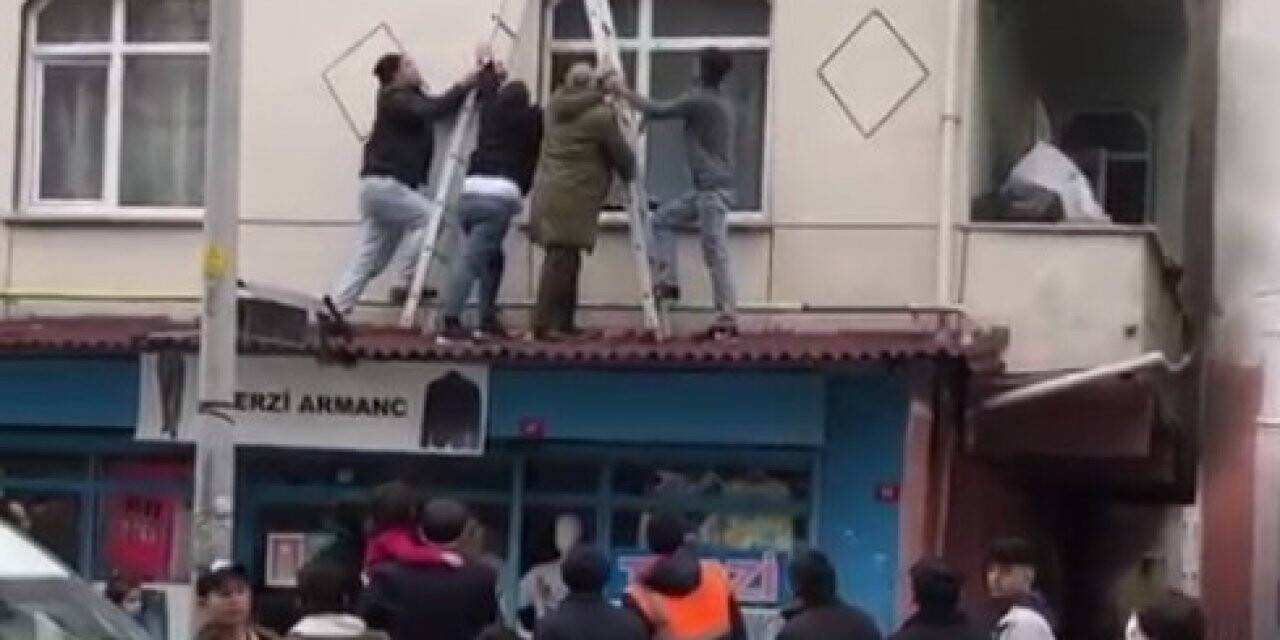 Esenyurt’ta mahallelinin merdivenli yangın kurtarma operasyonu