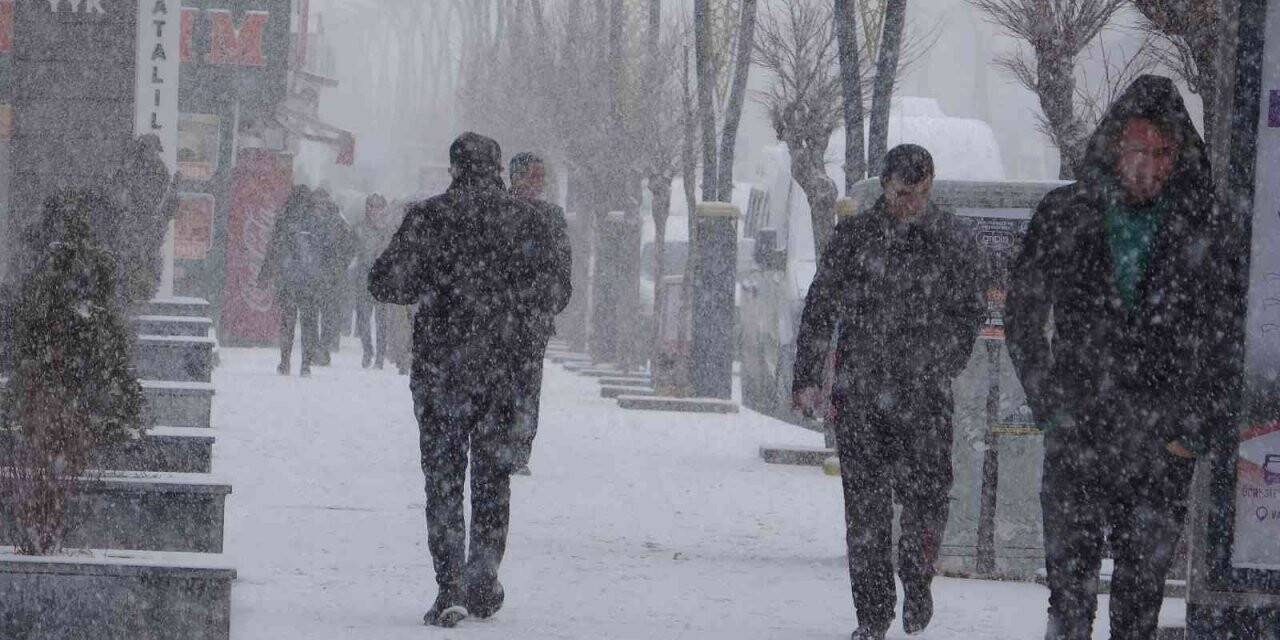 Van’da yoğun kar yağışı