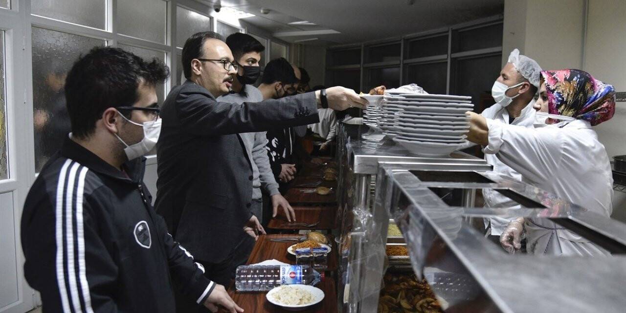 Vali Kızılkaya öğrencilerle birlikte sıraya girip yemek yedi