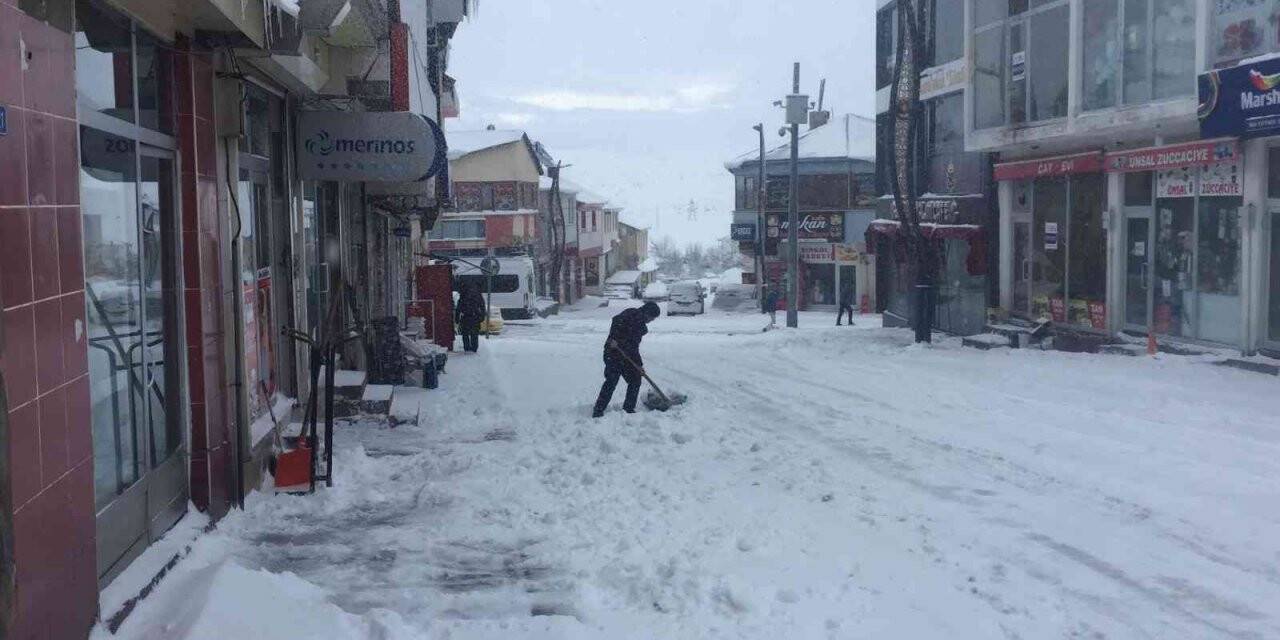 Karlıova’da kar yağışı