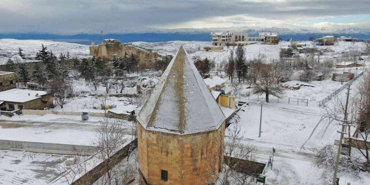 Medeniyetlerin beşiği Harput tekrar beyaza büründü, kartpostallık görüntüler oluştu