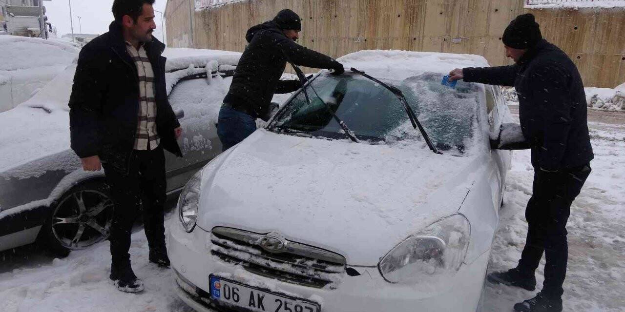 Yüksekova’da araçlar buz tuttu