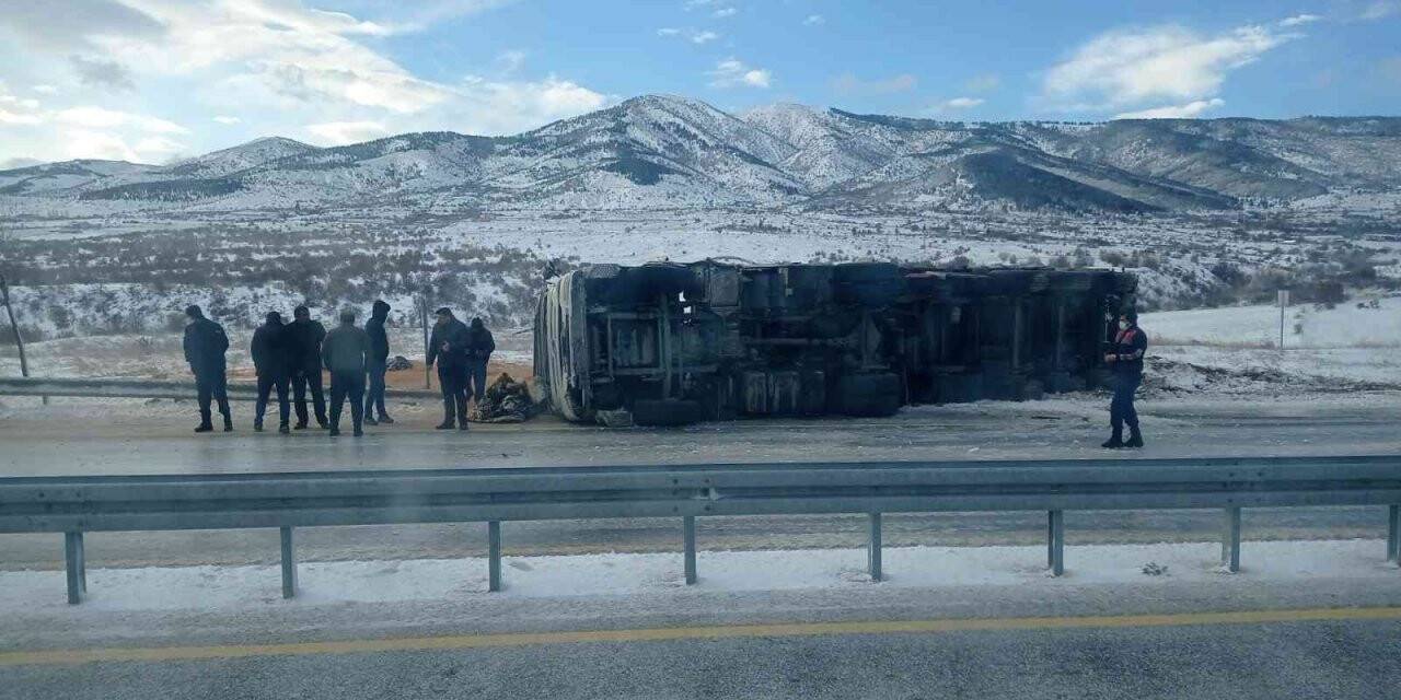 Elazığ’da tır devrildi: 2 yaralı