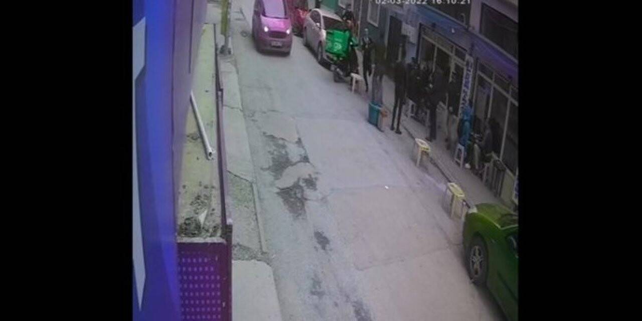 Evinin balkonundan sokaktaki aydınlatma direğine atlayıp kaçmaya çalıştı