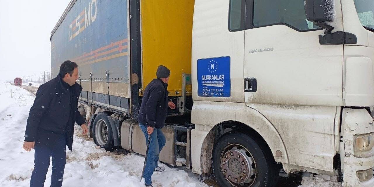 Yolun kapandığını duyan kaymakam soluğu olay yerinde aldı