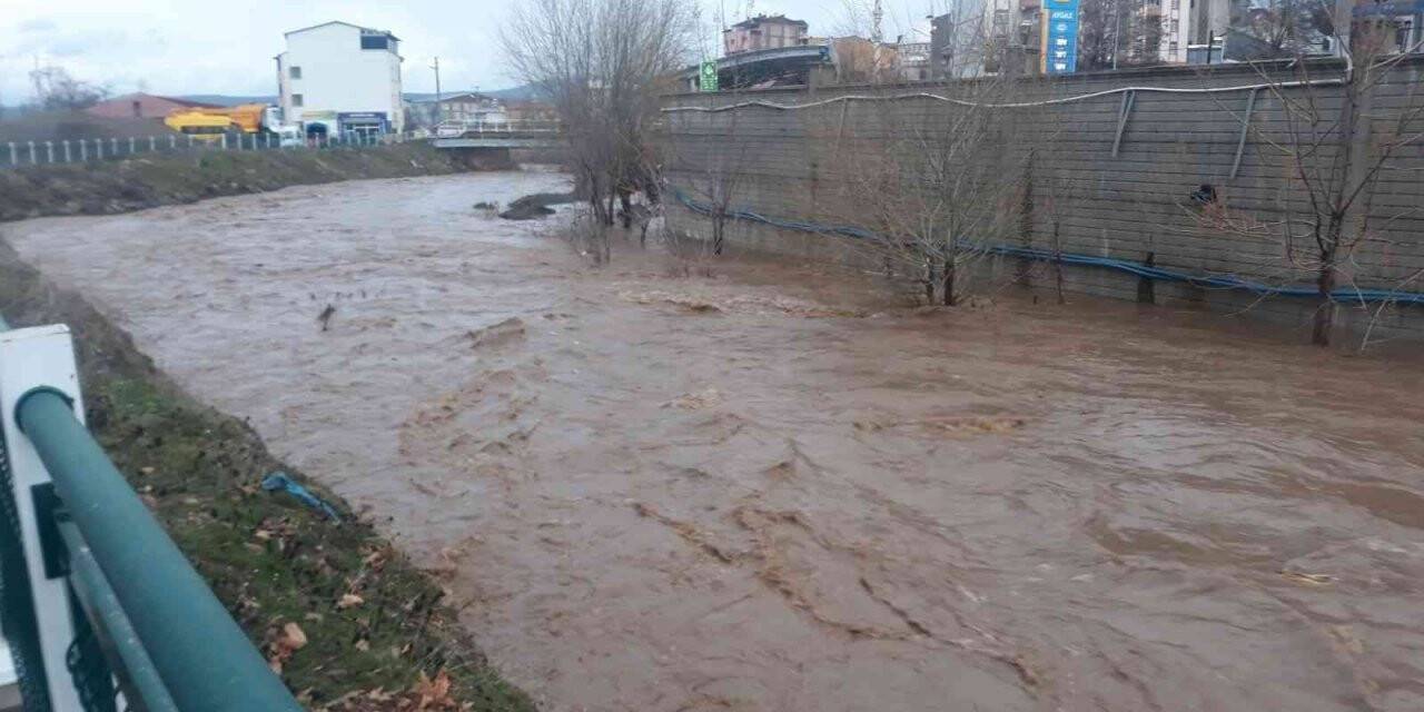 Elazığ’da yoğun yağışların ardından dereler taştı, vatandaşlara anonsla sel uyarısı yapıldı