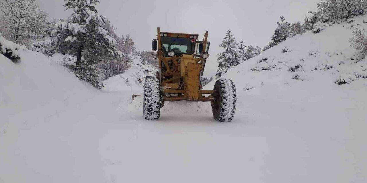 Alaşehir Belediyesi kar yağışı sonrası teyakkuza geçti